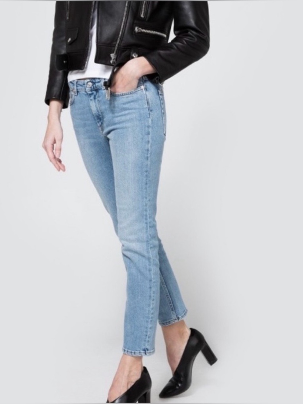 Acne Studios Row Clean Light Vintage Jeans crop
Size 27